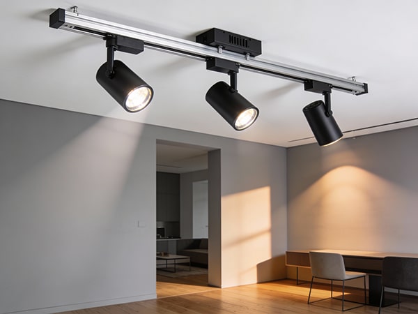 Магнитная трековая система в современном интерьере спальни