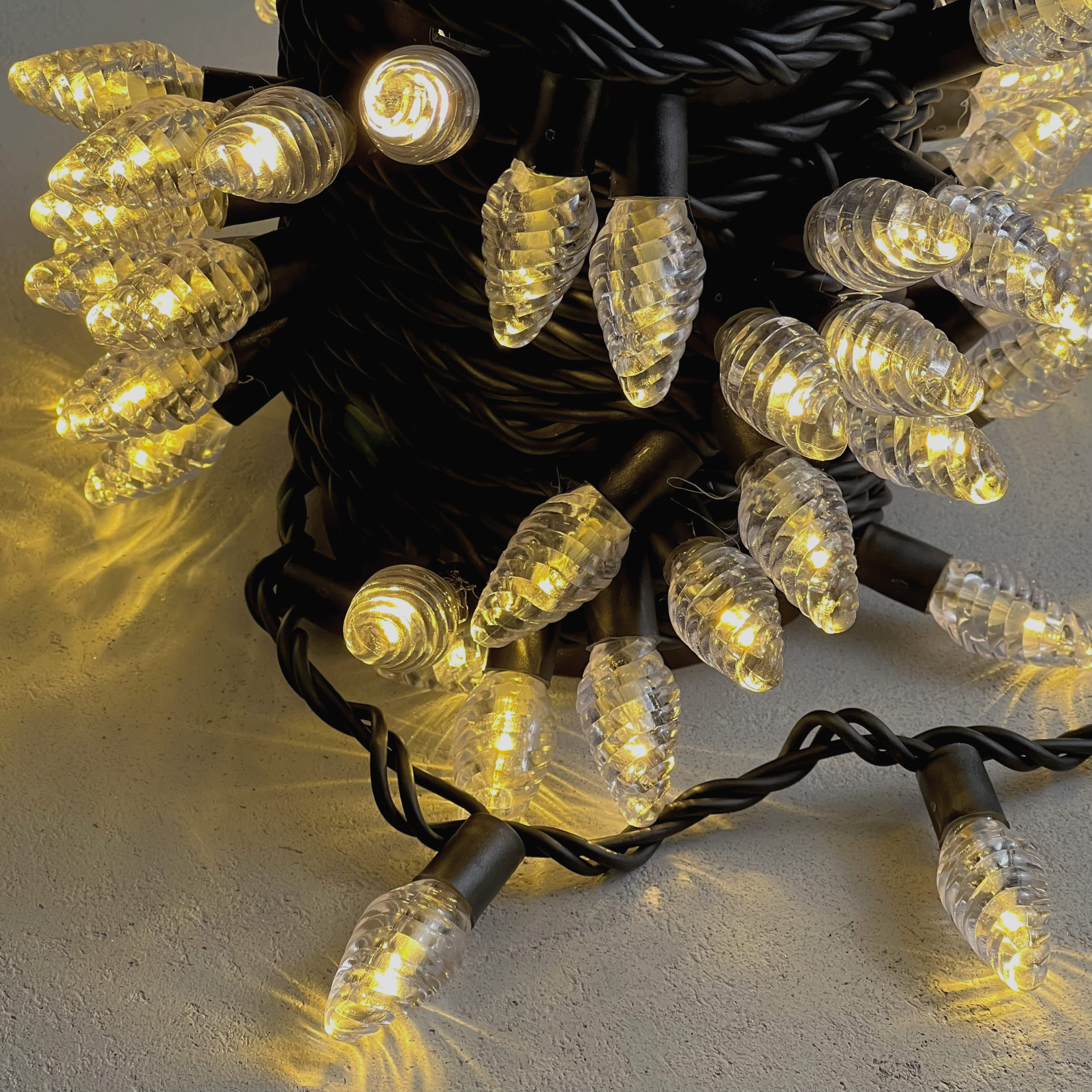 Гирлянда Шишки 10м Тепло-Белая 220В, 100 LED, Провод Черный Каучук, IP65 LTC CN100-2-2WW CN100-2-2WW