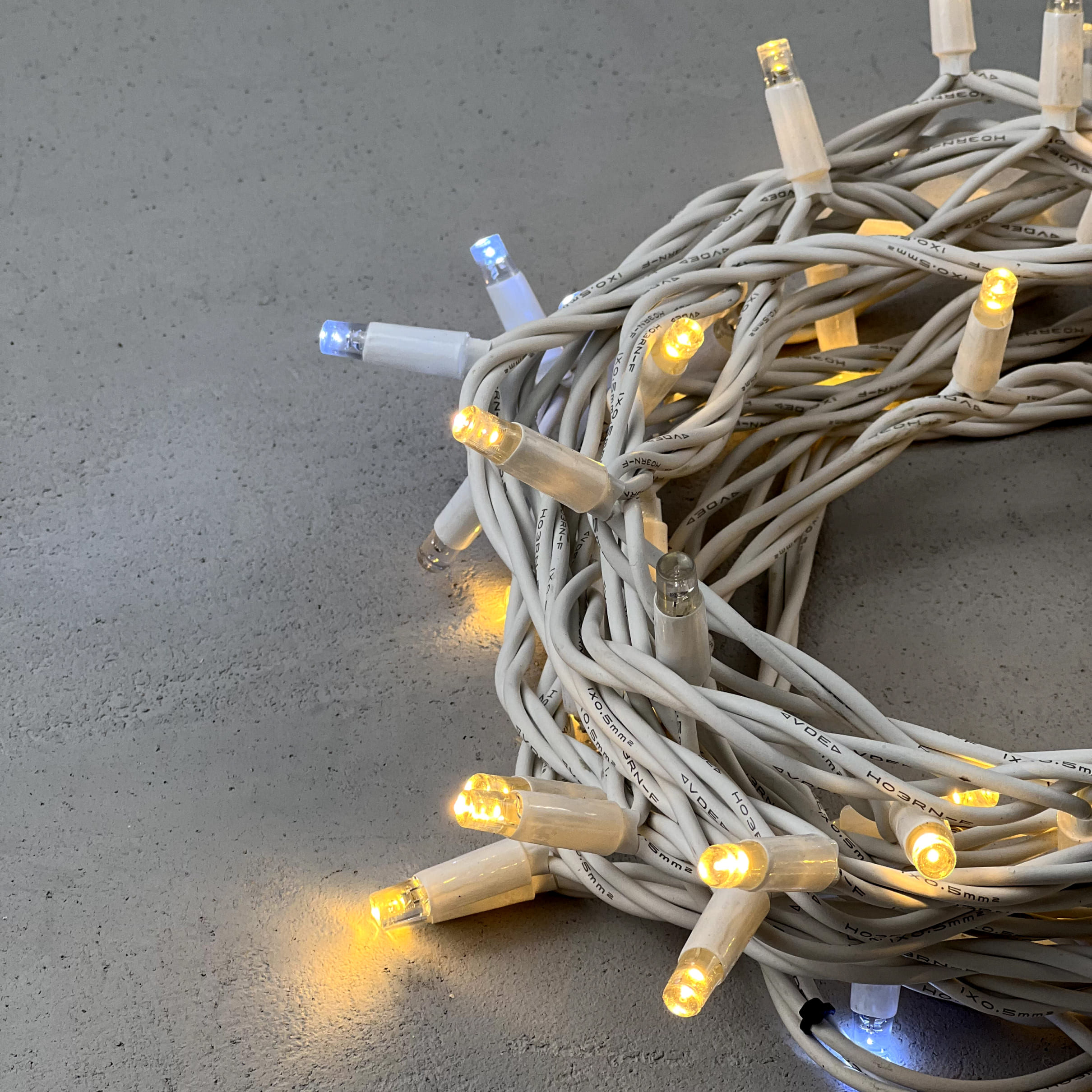 Гирлянда LTC Нить 10м Тепло-Белая с Мерцанием Белого Диода 220В, 75 LED LL75BLW-8-2WW