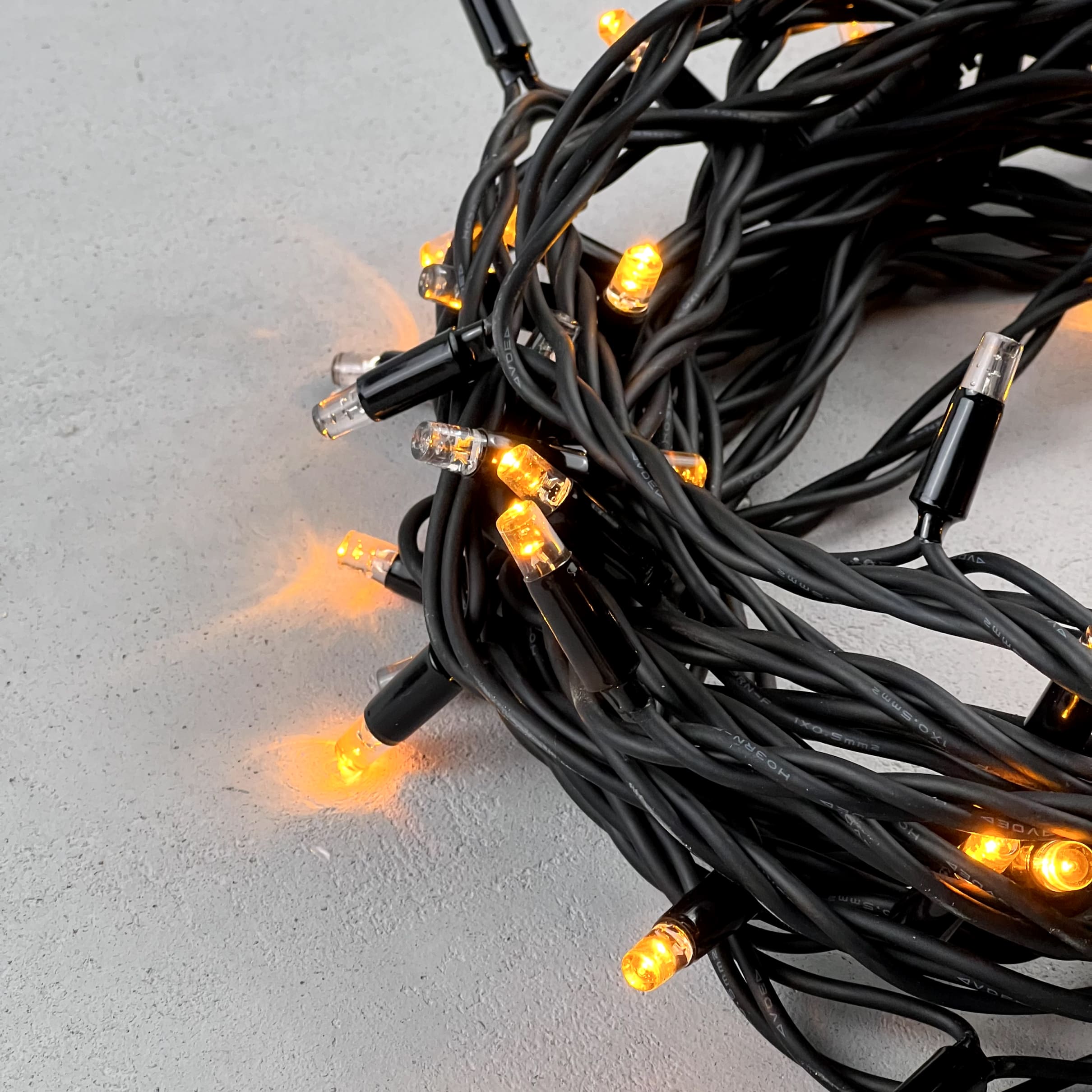 Гирлянда Нить 10м Желтая с Мерцанием Каждого Диода 220В, 75 LED, Провод Черный Каучук, IP65 LL75ABL-1-2Y