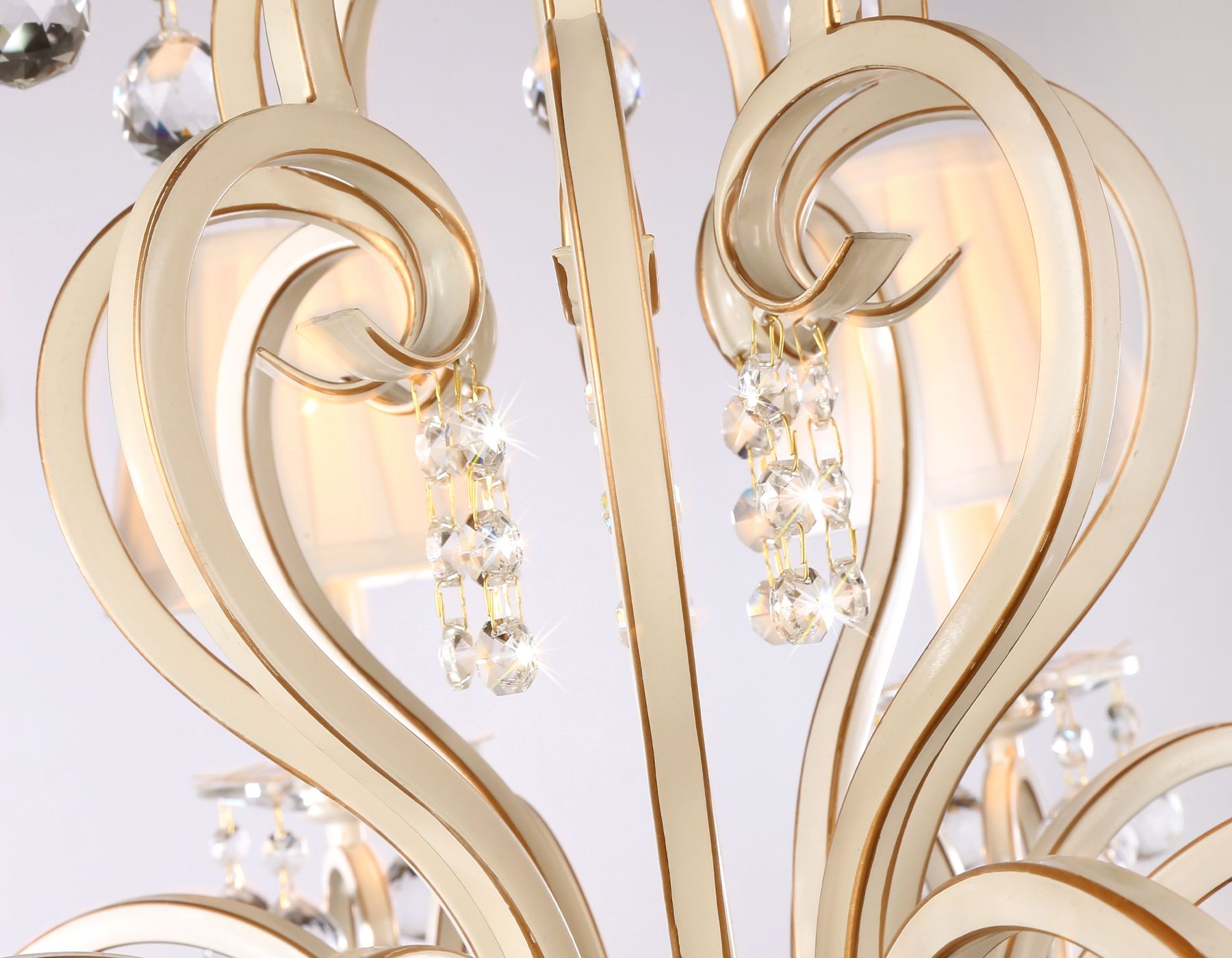 Подвесная люстра Ambrella light с абажурами и хрусталем Traditional TR4561_AMB