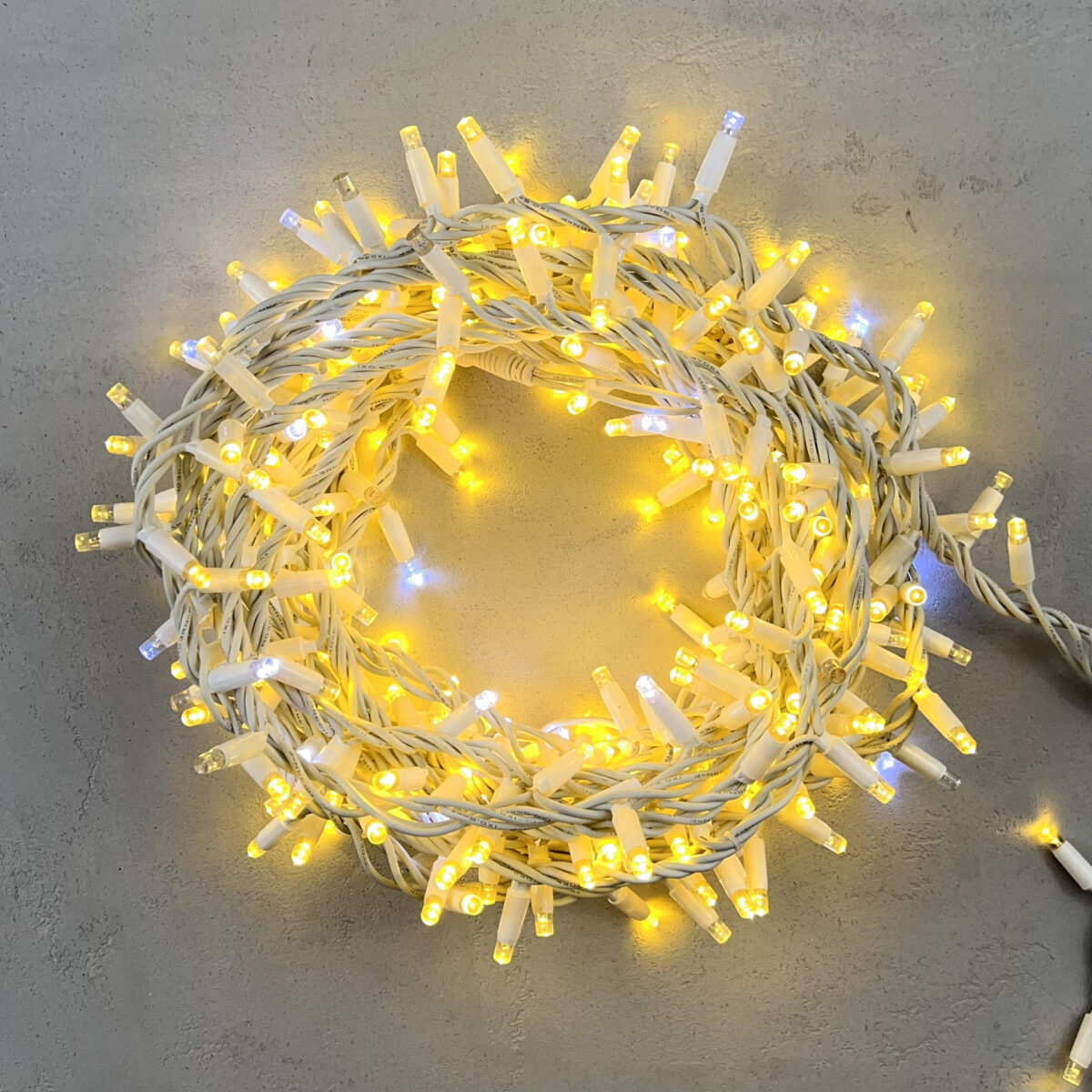Гирлянда Нить с Колпачком 10м Тепло-Белая с Мерцанием Белого Диода, 300 LED, Провод Каучук, IP65 LTC PST300BLWCAP-18-2WW