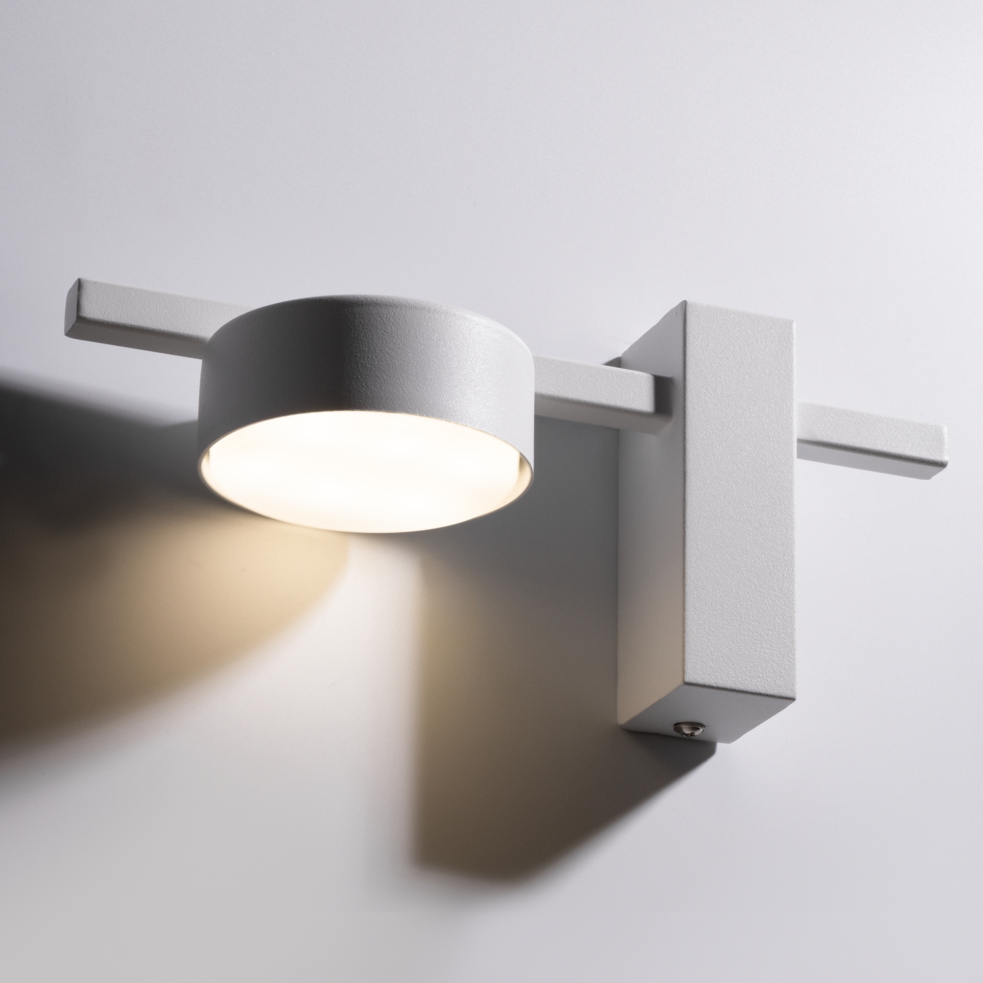 Настенный светильник Freya Tactic FR5363WL-01W_MY