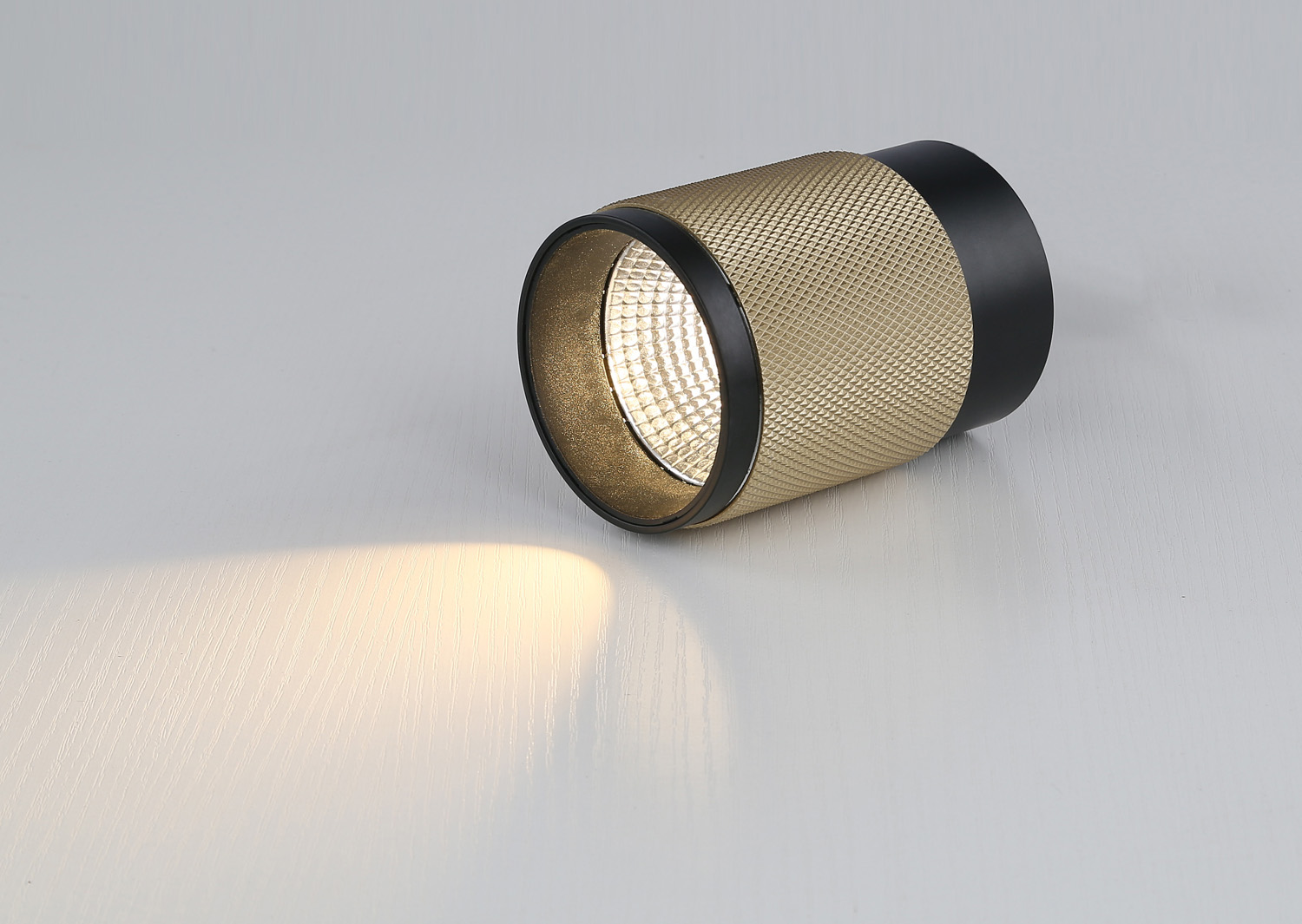 Потолочный светильник iLedex Delta 1955-10W-3000K-36 BK+BR_IX