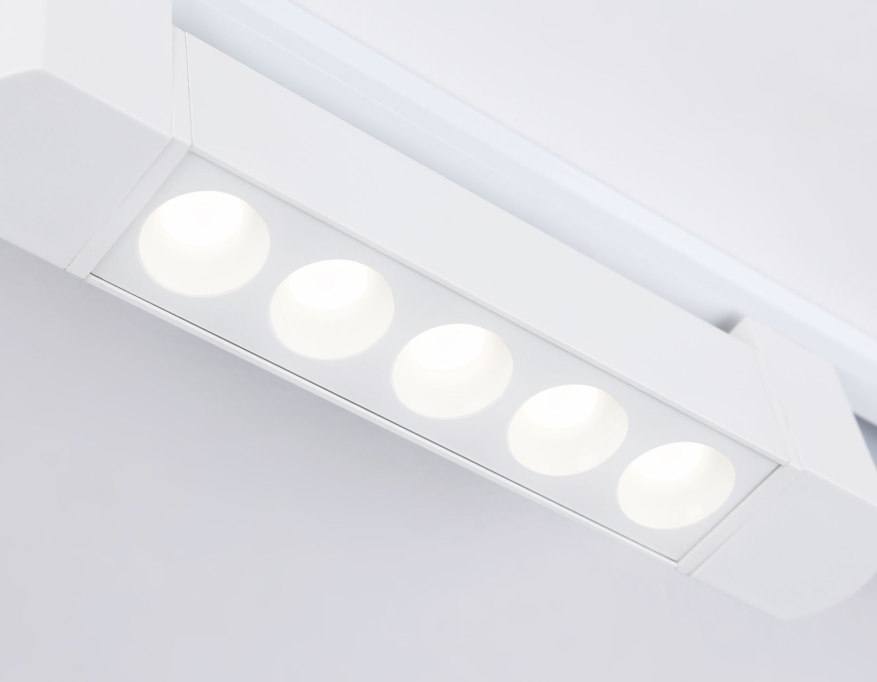 Трековый однофазный светодиодный светильник Ambrella Light Track System GL6700_AMB