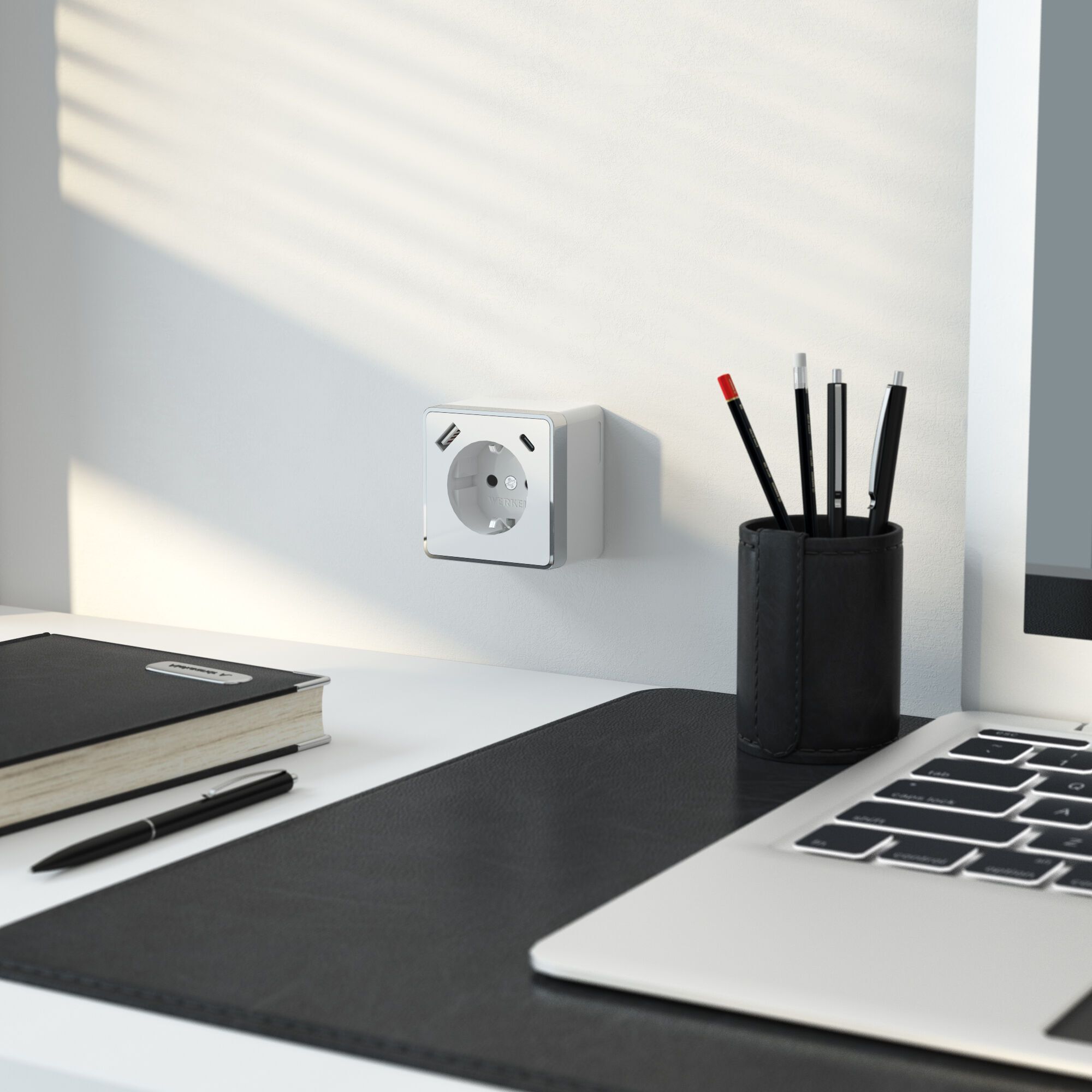 Розетка с заземлением, шторками и USB Werkel a057698_WR